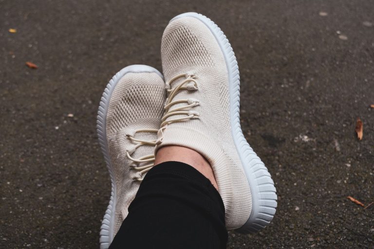 Cómo elegir zapatillas que protegen tus articulaciones al caminar