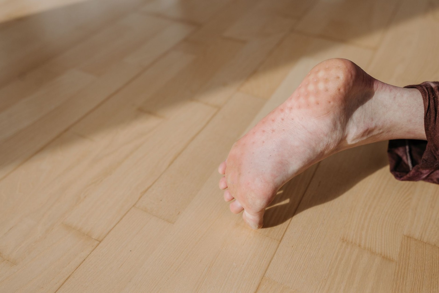 Postura corporal correcta para prevenir dolores de espalda baja — Cadena cinética: cómo las rodillas y tobillos dictan l